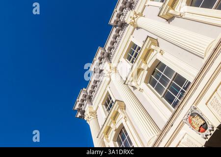 Vista ad angolo basso della facciata dell'edificio neoclassico storico, colonne ornate 83 84 Queen Street exeter, ora sede del toni & Guy & boston Tea Party Cafe uk Foto Stock