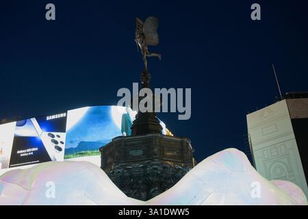 Piccadilly un:plugged scultura che circonda la statua di Eros a Piccadilly Circus, Londra Foto Stock
