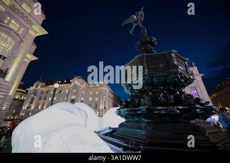 Piccadilly un:plugged scultura che circonda la statua di Eros a Piccadilly Circus, Londra Foto Stock