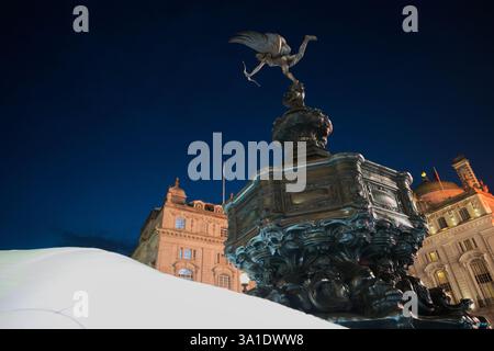 Piccadilly un:plugged scultura che circonda la statua di Eros a Piccadilly Circus, Londra Foto Stock
