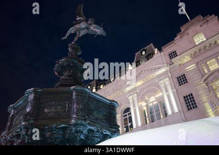 Piccadilly un:plugged scultura che circonda la statua di Eros a Piccadilly Circus, Londra Foto Stock