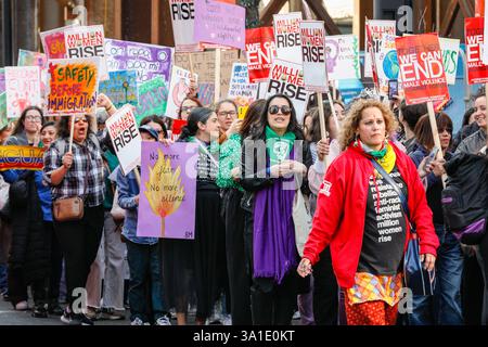 Londra, Regno Unito. 8 marzo 2025. I manifestanti marciano attraverso il centro di Londra, con numeri quest'anno molto più grandi rispetto agli anni precedenti. L'annuale Million Women Rise march on International Women's Day (IWD) parte nei pressi di Oxford Street e si dirige verso Trafalgar Square. Million Women Rise si sforza di porre fine alla violenza maschile contro donne e ragazze. L'8 marzo è stato riconosciuto dal 1911 come un giorno per celebrare i diritti delle donne e la lotta per l'uguaglianza. Crediti: Imageplotter/Alamy Live News Foto Stock