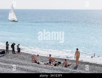 Saint Ouen, Parigi, Francia. 8 marzo 2025. I turisti si bagnano sulla spiaggia della Promenade des Anglais. (Credit Image: © Sadak Souici/ZUMA Press Wire) SOLO PER USO EDITORIALE! Non per USO commerciale! Foto Stock