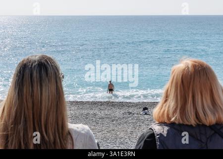 Saint Ouen, Parigi, Francia. 8 marzo 2025. I turisti si bagnano sulla spiaggia della Promenade des Anglais. (Credit Image: © Sadak Souici/ZUMA Press Wire) SOLO PER USO EDITORIALE! Non per USO commerciale! Foto Stock