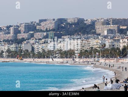 Saint Ouen, Parigi, Francia. 8 marzo 2025. La Promenade des Anglais o Prom' è un viale lungo il lungomare di fronte alla Baia degli Angeli, a Nizza. (Credit Image: © Sadak Souici/ZUMA Press Wire) SOLO PER USO EDITORIALE! Non per USO commerciale! Foto Stock