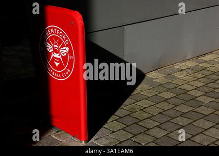 8 marzo 2025; Gtech Community Stadium, Brentford, Londra, Inghilterra; Premier League Football, Brentford contro Aston Villa; una vista generale fuori dal Gtech Community Stadium prima del calcio d'inizio Foto Stock
