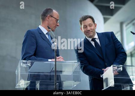 Lars Klingbeil, Friedrich Merz Bundestag, Pressestatement, Partei- und Fraktionsspitze, SPD, CDU, CSU, Lars Klingbeil, Friedrich Merz Berlin Berlin GER *** Lars Klingbeil, Friedrich Merz Bundestag, comunicato stampa, leader del partito e dei gruppi parlamentari, SPD, CDU, CSU, Lars Klingbeil, Friedrich Merz Berlin GER Foto Stock