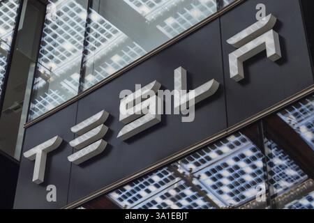 Italia, Milano - 13 maggio 2022: Logo Tesla all'ingresso del negozio di veicoli elettrici Foto Stock