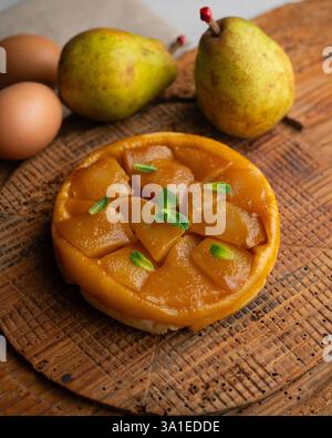 Tatuina alla pera realizzata con una tradizionale ricetta francese in un ristorante di Parigi. Foto Stock