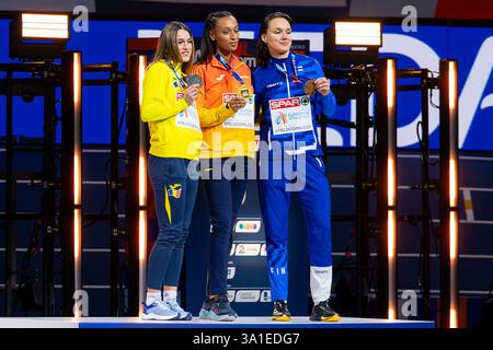 Apeldoorn, Paesi Bassi. 8 marzo 2025. APELDOORN, PAESI BASSI - 8 MARZO: Diana Ana Maria Ion di Roumenia, Ana Peleteiro-Compaore di Spagna e Senni Salminen di Finlandia durante la cerimonia del podio dopo aver partecipato al Triple Jump femminile durante la terza giornata dei Campionati europei di atletica leggera indoor a Omnisport Apeldoorn l'8 marzo 2025 ad Apeldoorn, Paesi Bassi. (Foto di Joris Verwijst/Agenzia BSR) credito: Agenzia BSR/Alamy Live News Foto Stock