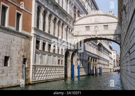 L'ornato Ponte dei Sospiri collega edifici storici su uno stretto canale Foto Stock