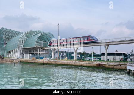 Venezia, Italia - 12 ottobre 2024: Il tram AVM Venezia su un binario sopraelevato, che fornisce trasporto pubblico tra Venezia e la terraferma Foto Stock