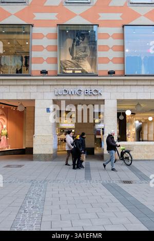 Ludwig Beck flagship Department store, Monaco di Baviera, Germania; shopping di fascia alta con moda, bellezza, accessori e prodotti lifestyle; fondato nel 1861. Foto Stock