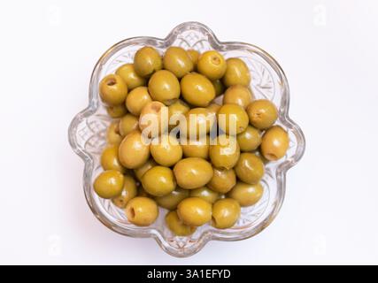 Deliziose olive verdi grigliate isolate su bianco Foto Stock