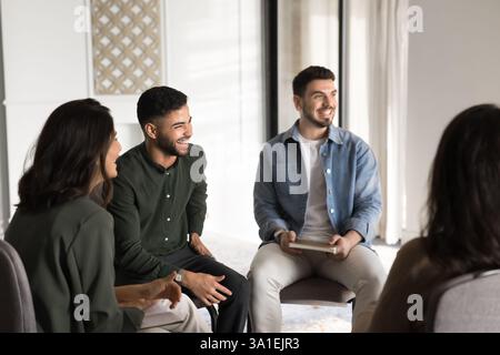 Un team felice partecipa a una riunione di gruppo Foto Stock