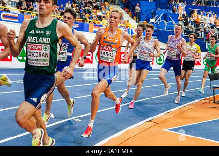 Apeldoorn, Paesi Bassi. 8 marzo 2025. APELDOORN, PAESI Bassi - 8 MARZO: Niels Laros dei Paesi Bassi gareggia nei 3000m Men durante la terza giornata dei Campionati europei di atletica leggera indoor a Omnisport Apeldoorn l'8 marzo 2025 ad Apeldoorn, Paesi Bassi. (Foto di Joris Verwijst/Agenzia BSR) credito: Agenzia BSR/Alamy Live News Foto Stock