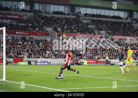 Londra, Regno Unito. 8 marzo 2025. Londra Inghilterra, 8 marzo 2025: Yoane Wissa di Brentford segna dopo aver passato Robin Olsen di Aston Villa, ma è stato respinto a causa della partita in fuorigioco durante la partita di Premier League tra Brentford e Aston Villa al Gtech Community Stadium di Londra, Inghilterra (Alexander Canillas/SPP) credito: SPP Sport Press Photo. /Alamy Live News Foto Stock