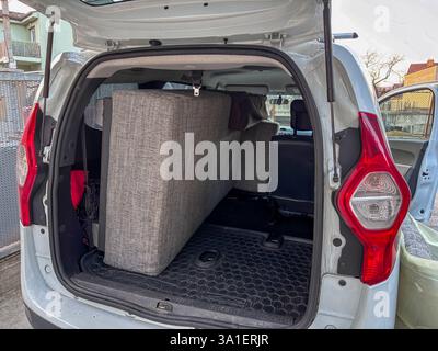 Servizio di consegna mobili House Mover. Scarico del carrello. Foto di alta qualità Foto Stock