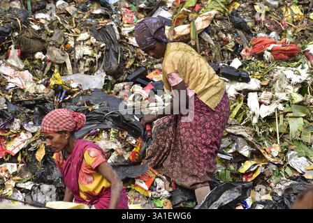 Guwahati, Guwahati, India. 8 marzo 2025. Una donna raccoglitrice di rifiuti raccoglie il materiale di scarto da una discarica di rifiuti durante la giornata mondiale della donna a Guwahati in India sabato 8 marzo 2025. Foto-DASARATH DEKA (Credit Image: © Dasarath Deka/ZUMA Press Wire) SOLO PER USO EDITORIALE! Non per USO commerciale! Foto Stock