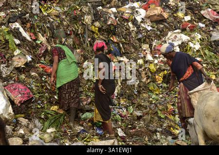 Guwahati, Guwahati, India. 8 marzo 2025. Le donne raccolgono il materiale di scarto da una discarica mentre il mondo celebra la giornata internazionale della donna oggi a Guwahati in India sabato 8 marzo 2025. Foto-DASARATH DEKA (Credit Image: © Dasarath Deka/ZUMA Press Wire) SOLO PER USO EDITORIALE! Non per USO commerciale! Foto Stock