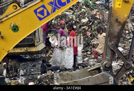 Guwahati, Guwahati, India. 8 marzo 2025. Una donna raccoglitrice di rifiuti raccoglie il materiale di scarto da una discarica di rifiuti durante la giornata mondiale della donna a Guwahati in India sabato 8 marzo 2025. Foto-DASARATH DEKA (Credit Image: © Dasarath Deka/ZUMA Press Wire) SOLO PER USO EDITORIALE! Non per USO commerciale! Foto Stock