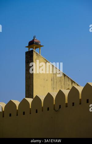 Jantar Mantar Assembly of Stone-built Astronomical Instruments with a Historic Giant Sundial Detail in Jaipur, Rajasthan, India Foto Stock