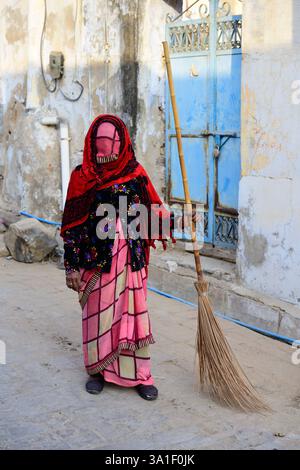 Spazzatrice di strada femminile in India, una donna dei Pariah o Caste intoccabile in abito tradizionale con in mano una scopa a Mandawa, Rajasthan, India Foto Stock