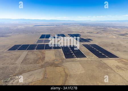 Vista aerea della grande struttura a energia solare del Colorado, Stati Uniti. Foto Stock