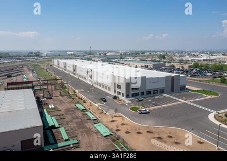 Vista aerea di un grande magazzino industriale vicino a Denver, Colorado, Stati Uniti. Foto Stock