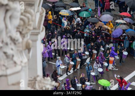 Madrid, Spagna. 8 marzo 2025. I manifestanti si riuniscono durante una dimostrazione per le strade del centro di Madrid per commemorare l'8M, giornata internazionale della donna. Credito: SOPA Images Limited/Alamy Live News Foto Stock