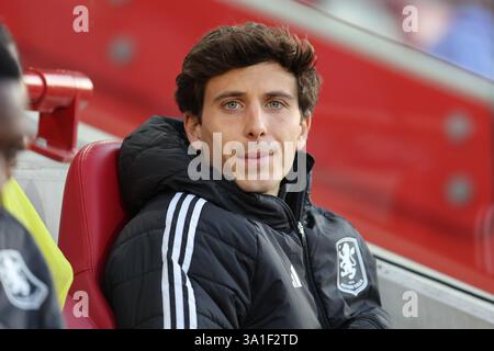 Londra, Regno Unito. 8 marzo 2025. Londra Inghilterra, 8 marzo 2025: Pau Torres dell'Aston Villa durante la partita di Premier League tra Brentford e Aston Villa al Gtech Community Stadium di Londra, Inghilterra (Alexander Canillas/SPP) credito: SPP Sport Press Photo. /Alamy Live News Foto Stock