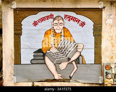 Murale di Lord Hanuman che legge il Ramayana, dipinto su un muro a Ramnagor, Varanasi, Uttar Pradesh, India. Foto Stock