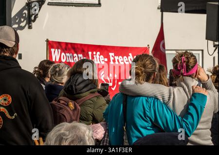 Copenhagen, 8 marzo 2025, giornata internazionale delle donne. Un segno rosso credito: Stig Alenäs/Alamy Live News Foto Stock