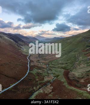 vista elevata del distretto lacustre di newlands valley, cumbria, regno unito, con le pendici di knott rigg a sinistra e robinson a destra verso kesw Foto Stock
