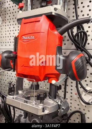 Bobruisk, Bielorussia - 22 febbraio 2025: Un potente router per la lavorazione del legno viene messo in mostra su un tabellone, circondato da vari strumenti. Foto Stock