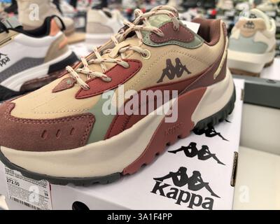 Bobruisk, Bielorussia - 22 febbraio 2025: Le colorate sneakers Kappa sono esposte in modo prominente in un negozio urbano alla moda. Foto Stock