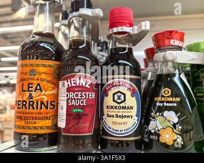 Bobruisk, Bielorussia - 22 febbraio 2025: Varie bottiglie di salse sono ordinate sugli scaffali dei supermercati, mostrando i loro stili e marchi unici Foto Stock