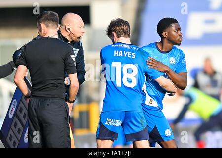 Kwame Poku (11 Peterborough United) si presenta per Cian Hayes (18 Peterborough United) durante la partita Sky Bet League 1 tra Peterborough e Wycombe Wanderers a London Road, Peterborough, sabato 8 marzo 2025. (Foto: Kevin Hodgson | mi News) crediti: MI News & Sport /Alamy Live News Foto Stock
