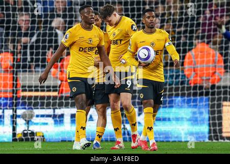 #5, Marshall Munetsi del Wolverhampton Wanderers (a sinistra) si congratula per il suo gol mentre la squadra si è rimessa in campo durante la partita di Premier League tra Wolverhampton Wanderers e Everton a Molineux, Wolverhampton, sabato 8 marzo 2025. (Foto: Stuart Leggett | mi News) crediti: MI News & Sport /Alamy Live News Foto Stock