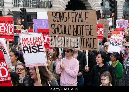 Londra, Regno Unito. 8 marzo 2025. Migliaia di donne marciano attraverso il centro di Londra fino a Trafalgar Square per celebrare la giornata internazionale della donna, chiedendo diritti, uguaglianza e emancipazione per tutte le donne e le ragazze. Crediti: Ron Fassbender/Alamy Live News Foto Stock