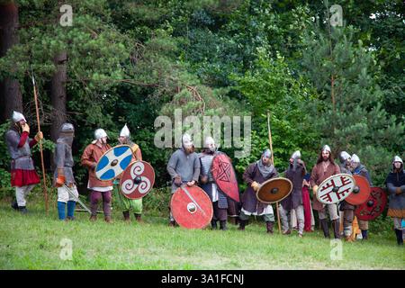 Vilnius, Lituania - 08-07-2018 - Un gruppo di rievocatori storici in costumi d'epoca e armati di armi si sta preparando per una rievocazione della battaglia Foto Stock