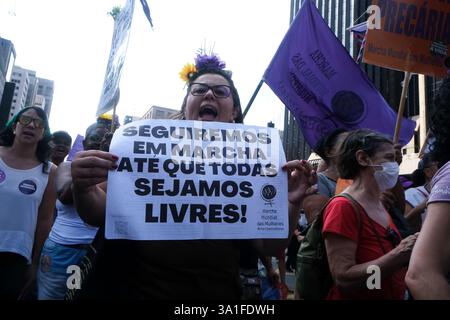 San Paolo, Brasile. 8 marzo 2025. San Paolo è stata teatro di una notevole dimostrazione in celebrazione della giornata internazionale delle donne. L'evento ha riunito centinaia di persone su Avenida Paulista, con una concentrazione di fronte al Museo d'Arte di San Paolo Il tema centrale di quest'anno era per Womens Lives for Democracy Against Hunger, per la legalizzazione dell'aborto, per un salario di sussistenza, per la fine della scala 6x1 e per la fine della violenza della polizia! Contro il fascismo e il razzismo. (Credit Image: © Dario Oliveira/ZUMA Press Wire) SOLO PER USO EDITORIALE! Non per USO commerciale! Foto Stock