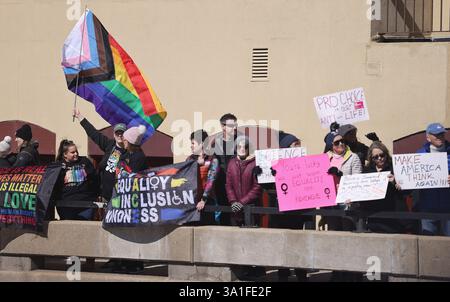 Ginevra, Illinois, Stati Uniti. 8 marzo 2025. 8 marzo 2025 Ginevra, Illinois, Stati Uniti: I manifestanti costeggiano il ponte del fiume Fox durante un Rally nazionale della festa della donna. (Credit Image: © H. Rick Bamman/ZUMA Press Wire) SOLO PER USO EDITORIALE! Non per USO commerciale! Foto Stock