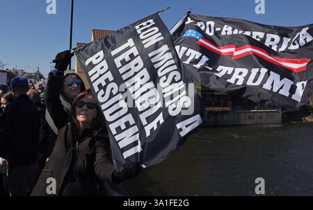 Ginevra, Illinois, Stati Uniti. 8 marzo 2025. 8 marzo 2025 Ginevra, Illinois, Stati Uniti: I manifestanti CHAR ROACH e BILL ROACH di McHenry, Illinois hanno striscioni che recitano "Pro-America Anti Trump" e "Elon Musk è Un presidente terribile" durante un raduno nazionale della giornata delle donne. (Credit Image: © H. Rick Bamman/ZUMA Press Wire) SOLO PER USO EDITORIALE! Non per USO commerciale! Foto Stock