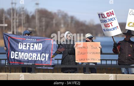 Ginevra, Illinois, Stati Uniti. 8 marzo 2025. 8 marzo 2025 Ginevra, Illinois, Stati Uniti: I manifestanti costeggiano il ponte del fiume Fox durante un Rally nazionale per la Festa della donna. (Credit Image: © H. Rick Bamman/ZUMA Press Wire) SOLO PER USO EDITORIALE! Non per USO commerciale! Foto Stock