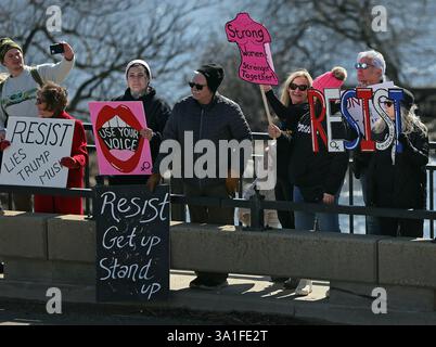 Ginevra, Illinois, Stati Uniti. 8 marzo 2025. 8 marzo 2025 Ginevra, Illinois, Stati Uniti: I manifestanti costeggiano il ponte del fiume Fox durante un Rally nazionale della festa della donna. (Credit Image: © H. Rick Bamman/ZUMA Press Wire) SOLO PER USO EDITORIALE! Non per USO commerciale! Foto Stock