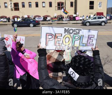 Ginevra, Illinois, Stati Uniti. 8 marzo 2025. 8 marzo 2025 Ginevra, Illinois, Stati Uniti: Un manifestante ha un cartello con la scritta "la maggior parte delle persone sono Nizza" sul ponte del fiume Fox durante un raduno nazionale per la giornata delle donne. (Credit Image: © H. Rick Bamman/ZUMA Press Wire) SOLO PER USO EDITORIALE! Non per USO commerciale! Foto Stock