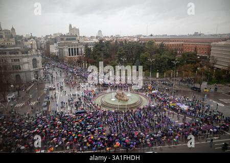 Madrid, Spagna. 8 marzo 2025. Dimostrazione per le strade del centro di Madrid per commemorare 8M, giornata internazionale della donna. Crediti: D. Canales Carvajal/Alamy Live News Foto Stock