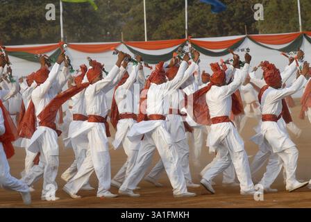 Ballerini che si esibiscono all'annuale Mumbai Police Tattoo show, Bombay ora Mumbai, Maharashtra, India, Asia Foto Stock