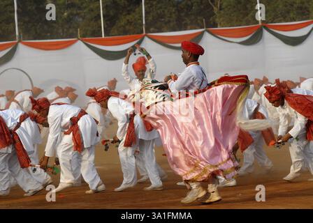 Ballerini che si esibiscono all'annuale Mumbai Police Tattoo show, Bombay ora Mumbai, Maharashtra, India, Asia Foto Stock